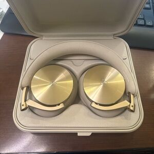 Bang & Olufsen Beoplay H95 Over-Ear Headphones in Cream and Gold